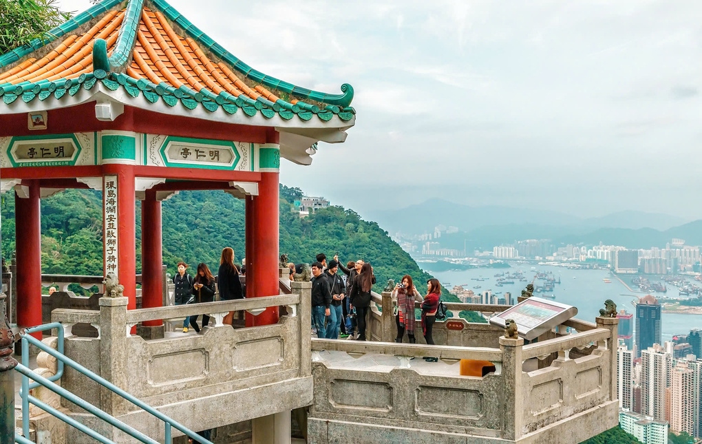Du khách ngắm Hương Cảng từ trên cao.